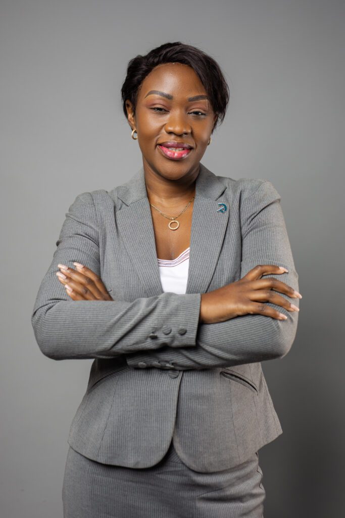 Rama Tchibota est une spécialiste reconnue de la conformité, de la sécurité financière et de la gestion des risques réglementaires, disposant de près de dix ans d’expérience au sein de grands établissements bancaires opérant en Afrique centrale.